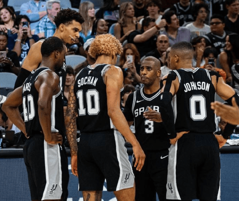 根本不在状态！拉拉维亚传球失误再被断 火箭反击阿门空接单臂暴扣（拉拉维亚状态低迷传球再失误遭抢断 火箭快攻阿门空接单臂暴扣）