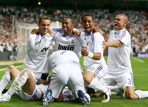 回忆杀！维埃里社媒晒照，大罗、巴乔、狼王等巨星聚餐（回忆满满！维埃里社媒晒合影：大罗、巴乔与狼王等传奇同桌聚餐）