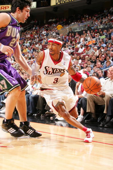 切特：第三节球队配合默契防守压迫感十足 对手只能跟着我们节奏（切特：第三节我们配合更默契、防守强度拉满，对手只能被我们带着走）