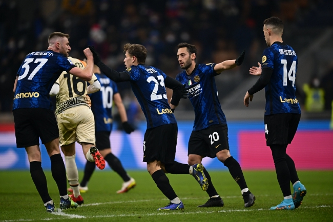 太阳队防守失误，詹姆斯持球突破脱手（太阳防守松懈，詹姆斯突破中脱手）