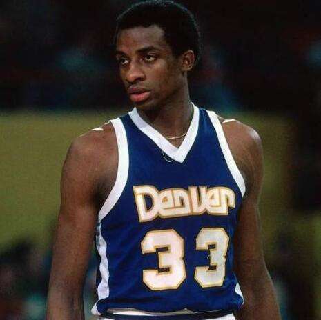 比利亚：西班牙前国脚奎尼是西班牙足球历史上最伟大的射手（比利亚称奎尼为西班牙足坛历史最伟大的射手）