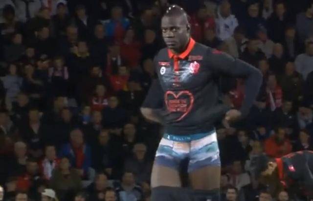 贝蒂斯迎战巴塞罗那：西甲第15轮焦点战一触即发！（西甲第15轮重头戏：贝蒂斯对阵巴塞罗那，开战在即！）