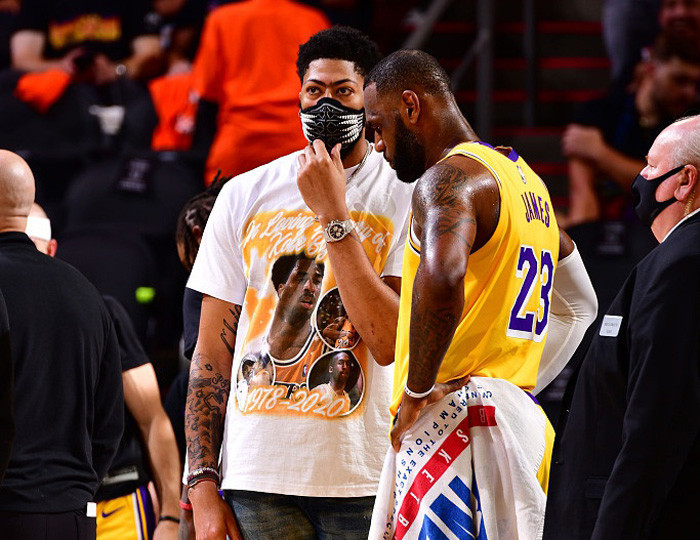 NBA官宣：76人违规罚款10万美元 恩比德赛前状态缺席却登场（NBA官方宣布：76人违规遭罚10万美元，恩比德赛前列缺席仍出战）