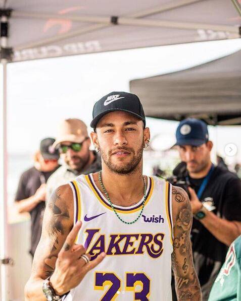 足球中超升班马爆冷击败卫冕冠军，全网热议（中超升班马掀翻卫冕冠军引爆全网热议）