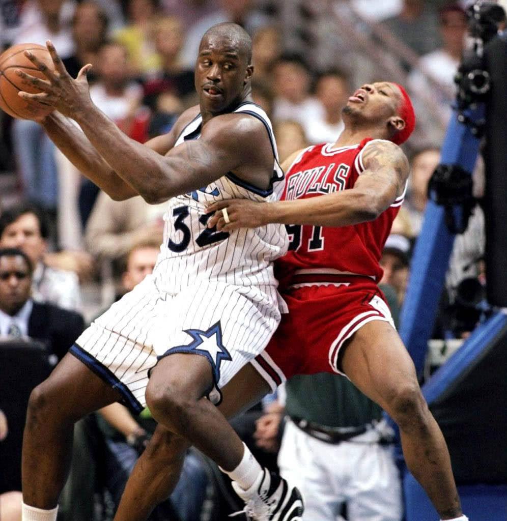 左手小拇指碰到！克拉克碰球出界 森林狼挑战失败（回放证实克拉克左手小拇指先碰球出界，森林狼挑战未果）