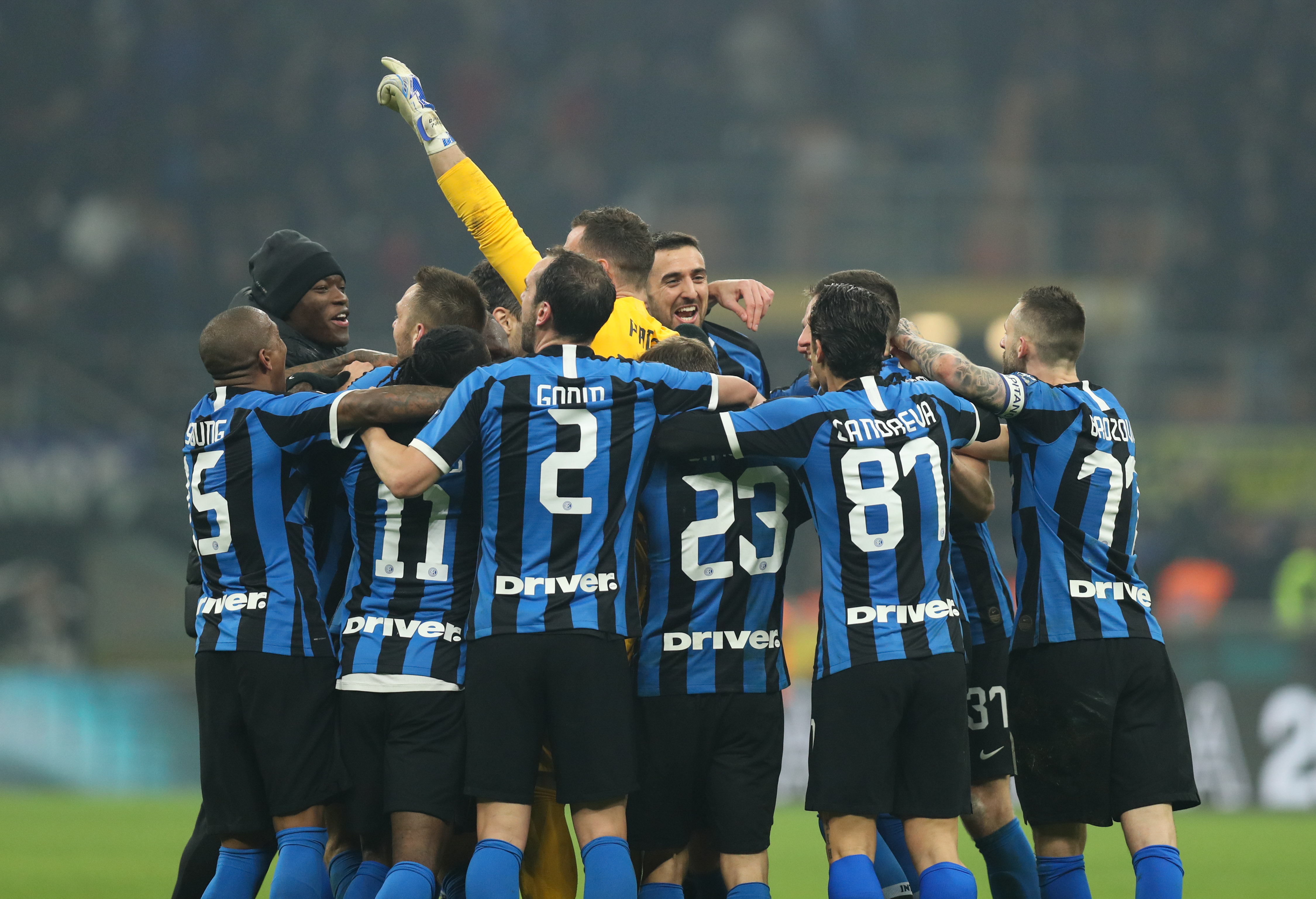 冬日暖阳映照赛场 校友欢聚情满中原（冬阳映赛场 校友齐聚情满中原）