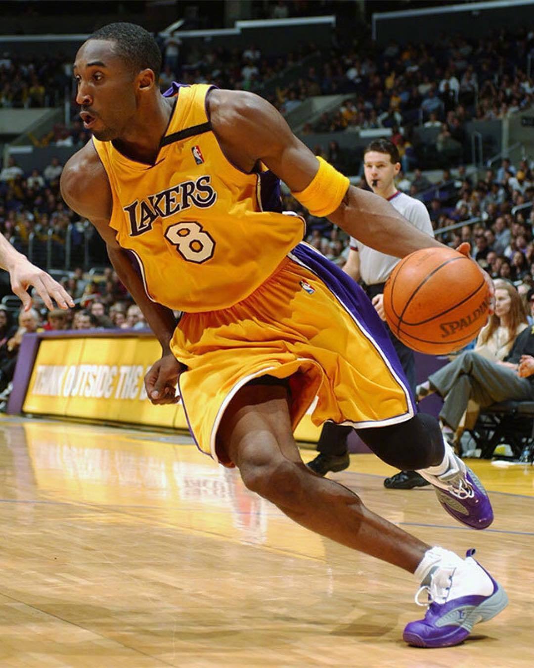 球报：安哥拉对阵阿根廷期间，球场出现混乱导致70名球迷受伤（球报：安哥拉战阿根廷突发混乱，70名球迷受伤）