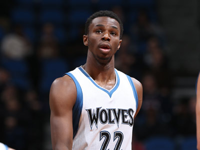 融于池畔，简于形制；瑞典高尔夫球场度假木屋设计（依水相融，形制极简：瑞典高尔夫球场度假木屋设计）