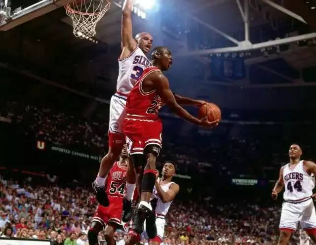 赛季第二败！雷霆领先16分遭马刺逆转无缘17连胜&止步半决赛（雷霆领先16分仍遭马刺逆转：赛季第二败，17连胜梦碎止步半决赛）