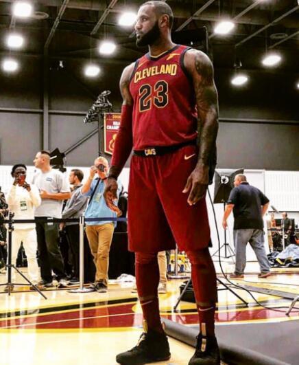 FIFPro最佳阵入围次数榜：梅西17次居首，姆巴佩6次进入前十（FIFPro最佳阵容入围次数排行榜：梅西以17次领跑，姆巴佩6次跻身前十）