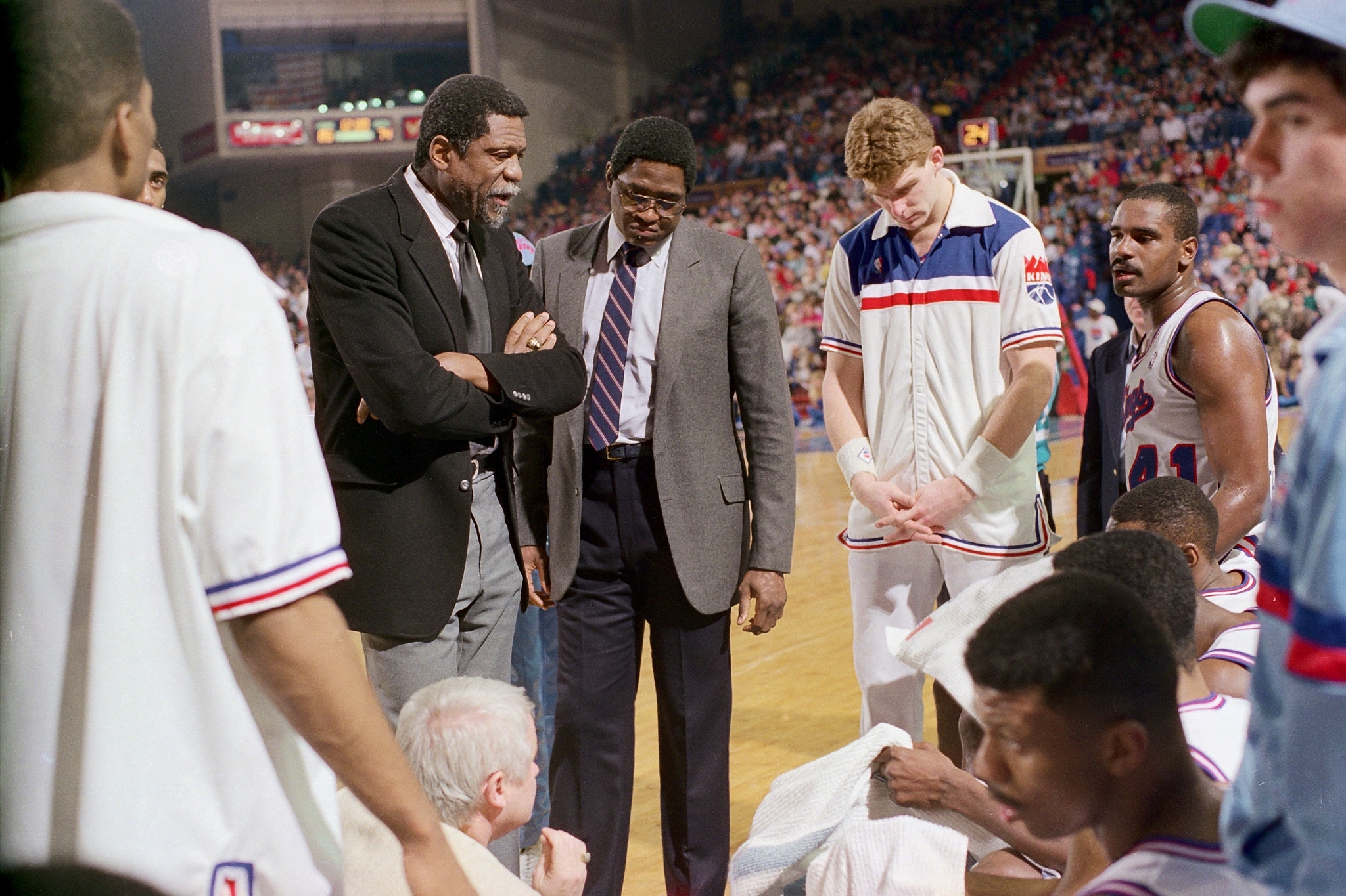 37岁库里太疯狂！刷新NBA过去79年三分纪录，勇士却吞三连败（37岁库里逆天改写NBA79年三分纪录，勇士却苦吞三连败）