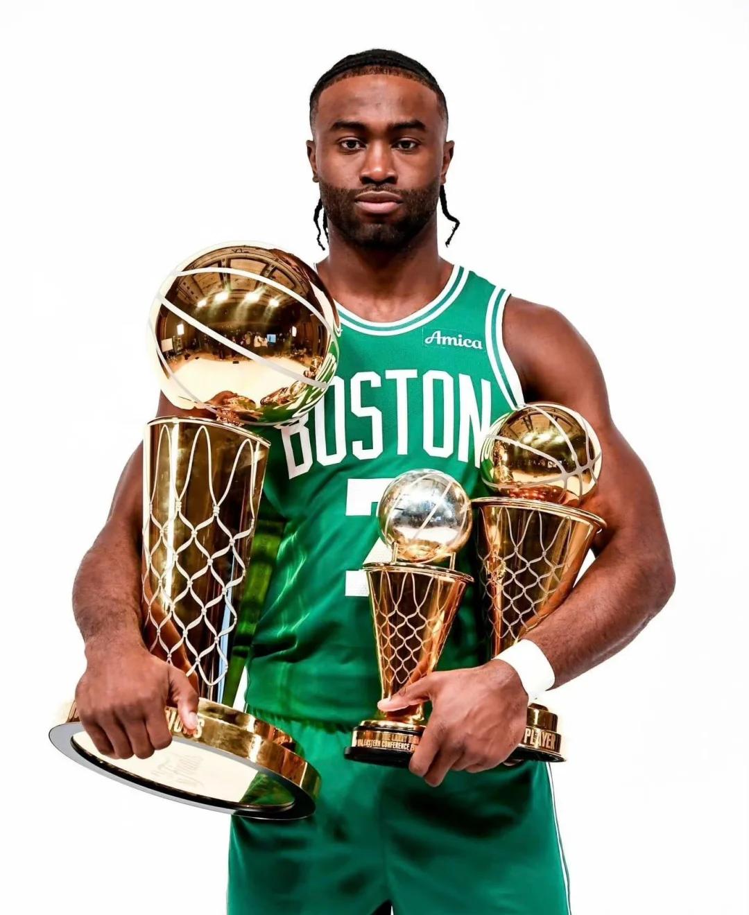 芝加哥公牛球员诺亚·埃森格因伤报销，NBA生涯受挫，发展联盟表现亮眼，未来仍有潜力。（芝加哥公牛球员诺亚·埃森格赛季因伤报销，NBA之路受阻，发展联盟高光，未来可期。）